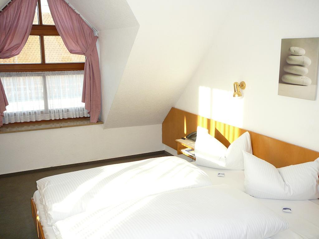 Hotel Garni Schmid Новый-Ульм Номер фото