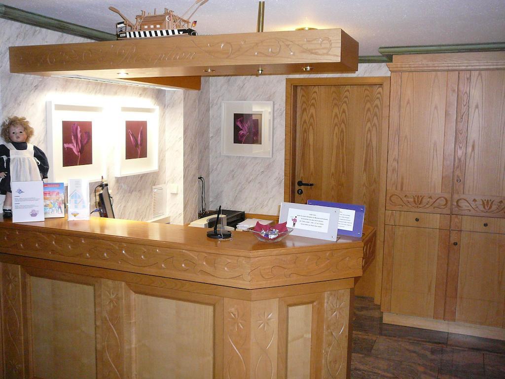 Hotel Garni Schmid Новый-Ульм Экстерьер фото