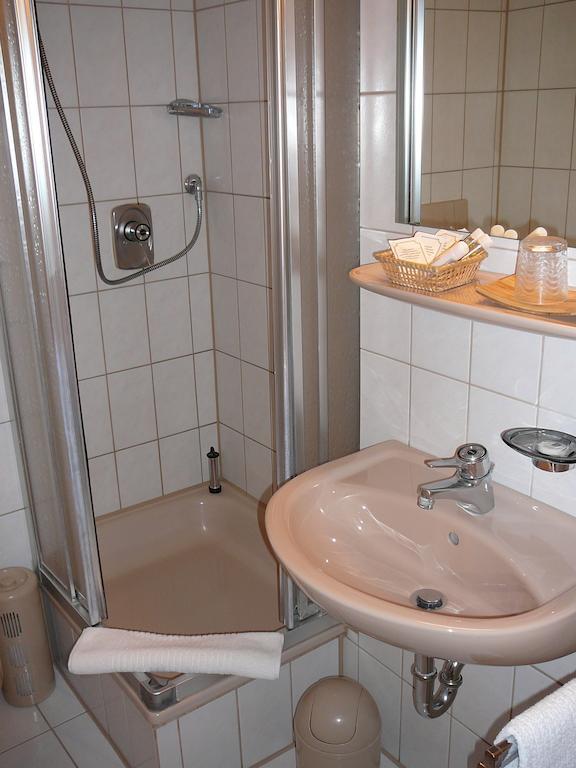 Hotel Garni Schmid Новый-Ульм Номер фото