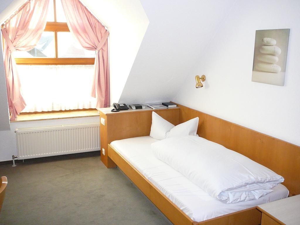 Hotel Garni Schmid Новый-Ульм Номер фото
