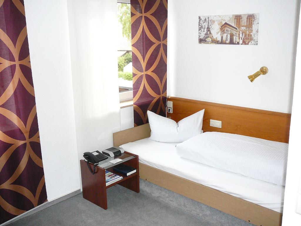 Hotel Garni Schmid Новый-Ульм Номер фото