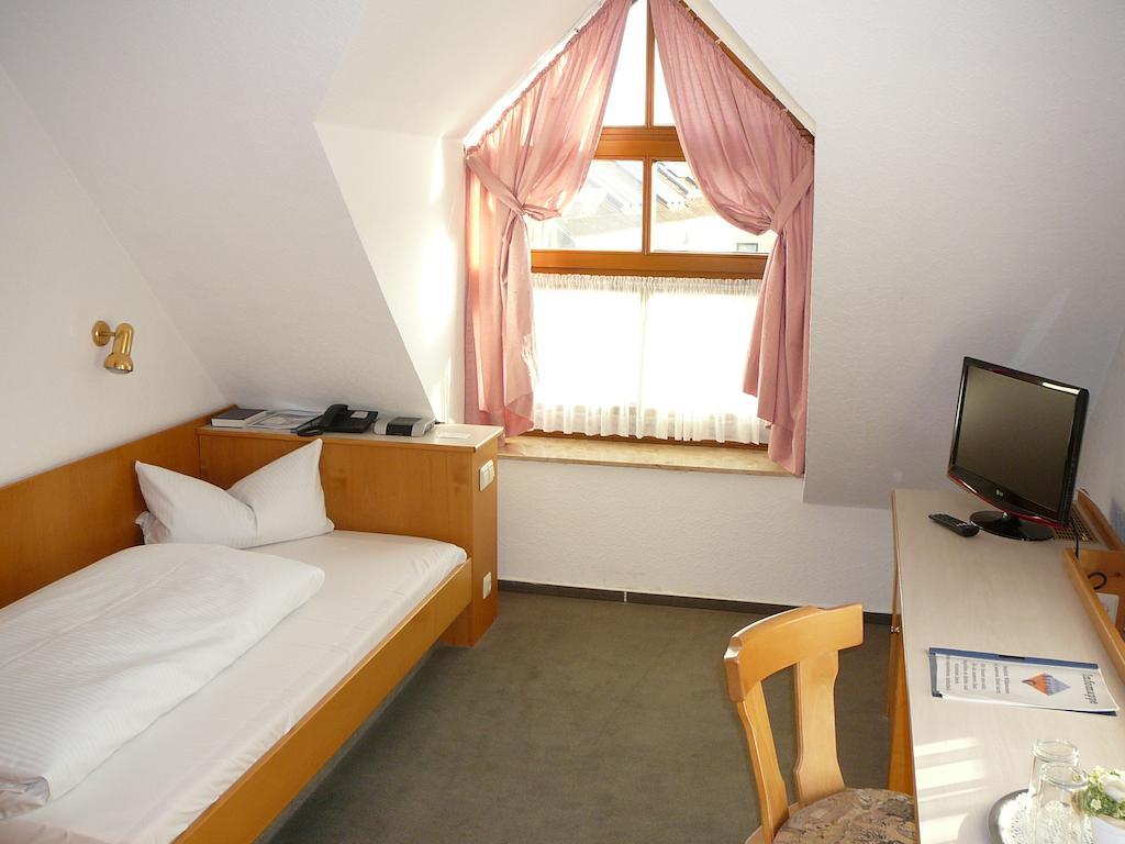 Hotel Garni Schmid Новый-Ульм Номер фото