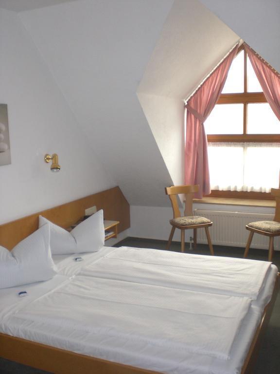 Hotel Garni Schmid Новый-Ульм Номер фото